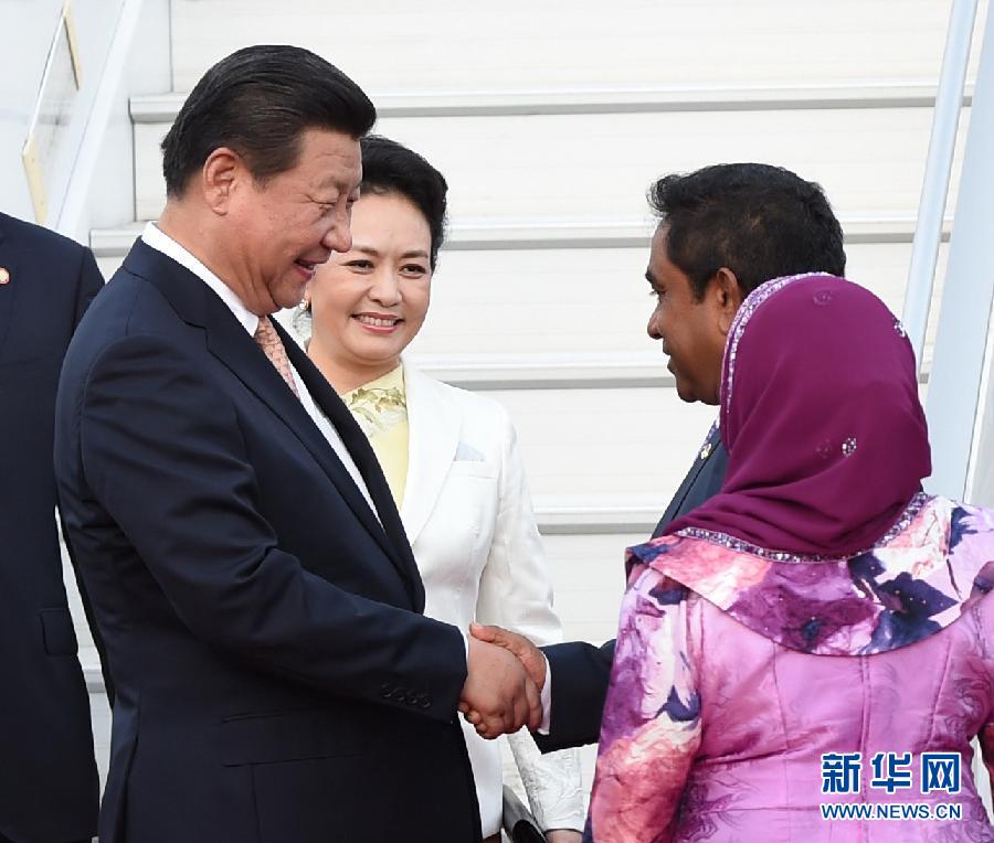 9月14日，國家主席習(xí)近平抵達(dá)馬累，開始對馬爾代夫進(jìn)行國事訪問。習(xí)近平和夫人彭麗媛在機(jī)場受到馬爾代夫總統(tǒng)亞明夫婦的熱情迎接。 新華社記者 馬占成 攝