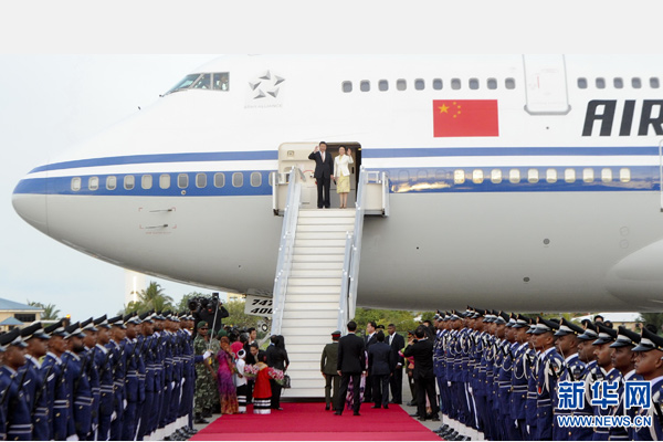 9月14日，國家主席習(xí)近平抵達(dá)馬累，開始對馬爾代夫進(jìn)行國事訪問。習(xí)近平和夫人彭麗媛在機(jī)場受到馬爾代夫總統(tǒng)亞明夫婦的熱情迎接。 新華社記者 張鐸 攝