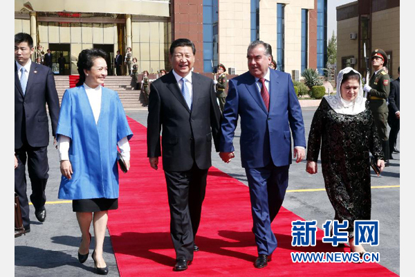 9月14日，國家主席習近平結(jié)束對塔吉克斯坦的國事訪問，乘坐專機離開杜尚別。拉赫蒙總統(tǒng)夫婦專程到機場為習近平和夫人彭麗媛送行。新華社記者 鞠鵬 攝 