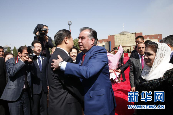 9月14日，國家主席習近平結(jié)束對塔吉克斯坦的國事訪問，乘坐專機離開杜尚別。拉赫蒙總統(tǒng)夫婦專程到機場為習近平和夫人彭麗媛送行。新華社記者 鞠鵬 攝 