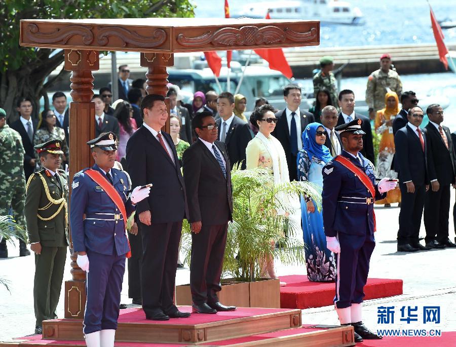 9月15日，國(guó)家主席習(xí)近平同馬爾代夫總統(tǒng)亞明在馬累舉行會(huì)談。會(huì)談前，亞明在共和國(guó)廣場(chǎng)為習(xí)近平舉行歡迎儀式。 新華社記者 馬占成 攝