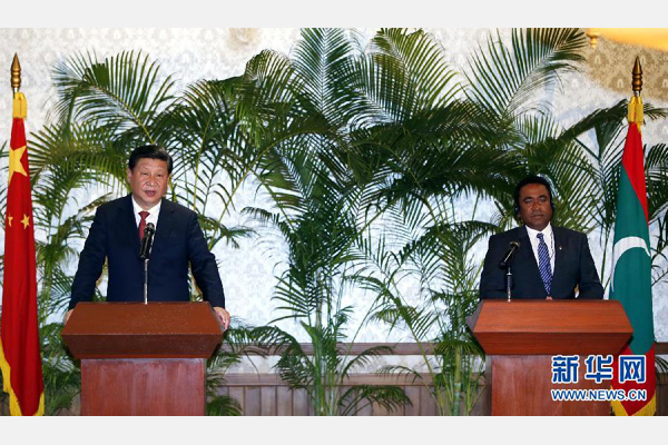 9月15日，國(guó)家主席習(xí)近平在馬累與馬爾代夫總統(tǒng)亞明共同會(huì)見(jiàn)記者。 新華社記者 鞠鵬 攝