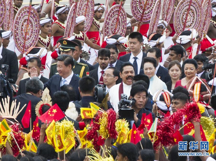 9月16日，國(guó)家主席習(xí)近平抵達(dá)科倫坡，開始對(duì)斯里蘭卡進(jìn)行國(guó)事訪問。在班達(dá)拉奈克國(guó)際機(jī)場(chǎng)，習(xí)近平和夫人彭麗媛受到拉賈帕克薩總統(tǒng)夫婦熱情迎接。新華社記者黃敬文攝 