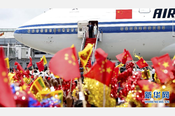 9月16日，國(guó)家主席習(xí)近平抵達(dá)科倫坡，開始對(duì)斯里蘭卡進(jìn)行國(guó)事訪問。這是習(xí)近平和夫人彭麗媛向歡迎群眾揮手致意。 新華社記者馬占成攝 