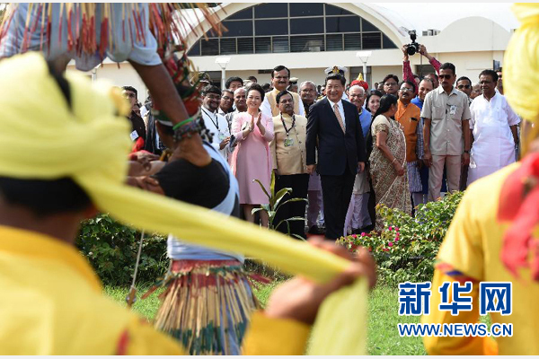 9月17日，國(guó)家主席習(xí)近平抵達(dá)古吉拉特邦艾哈邁達(dá)巴德市，開始對(duì)印度進(jìn)行國(guó)事訪問。這是印度青年跳起古吉拉特邦傳統(tǒng)舞蹈，歡迎習(xí)近平和夫人彭麗媛。新華社記者 馬占成 攝