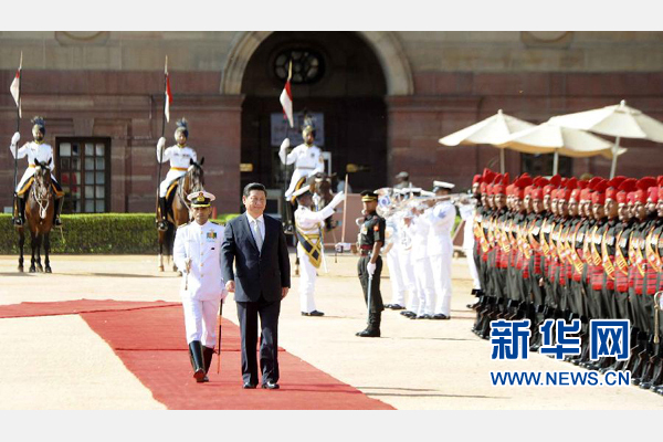 9月18日，國家主席習近平出席印度總統(tǒng)慕克吉在總統(tǒng)府舉行的隆重歡迎儀式。 新華社記者 張鐸 攝