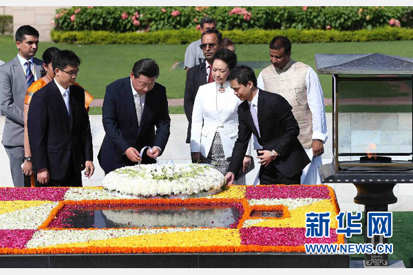 9月18日，國家主席習近平和夫人彭麗媛在新德里向甘地墓敬獻花圈。 新華社記者 龐興雷 攝