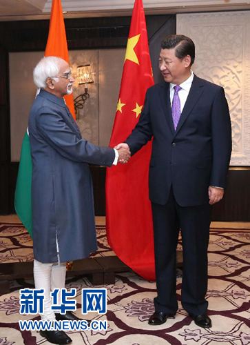 9月18日，國(guó)家主席習(xí)近平在新德里會(huì)見印度副總統(tǒng)兼聯(lián)邦院議長(zhǎng)安薩里。 新華社記者 龐興雷 攝