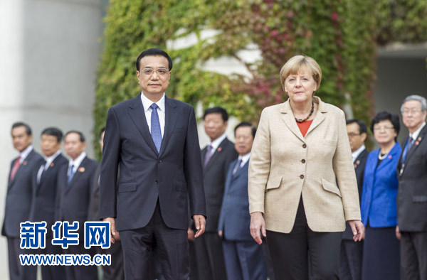 10月10日，德國總理默克爾在柏林總理府前廣場舉行隆重儀式，歡迎國務(wù)院總理李克強對德國進行正式訪問。 新華社記者 謝環(huán)馳 攝 