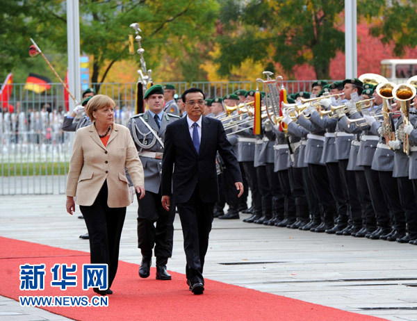 10月10日，德國總理默克爾在柏林總理府前廣場舉行隆重儀式，歡迎中國國務(wù)院總理李克強對德國進行正式訪問。 新華社記者 饒愛民 攝 