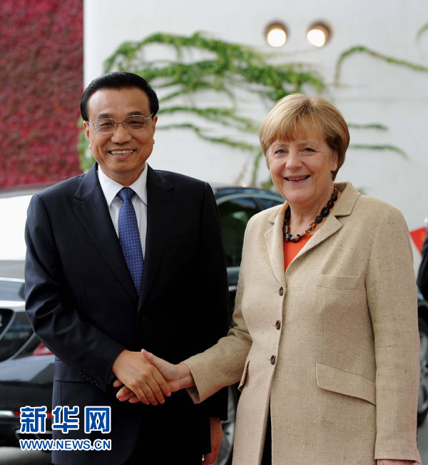 10月10日，德國總理默克爾在柏林總理府前廣場舉行隆重儀式，歡迎中國國務(wù)院總理李克強對德國進行正式訪問。 新華社記者 饒愛民 攝 