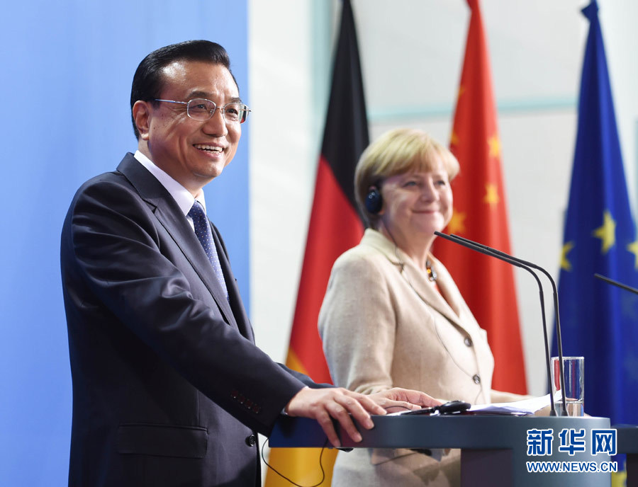 10月10日，國務院總理李克強在柏林與德國總理默克爾圓滿結束第三輪中德政府磋商后共同會見記者。 新華社記者 李學仁 攝 