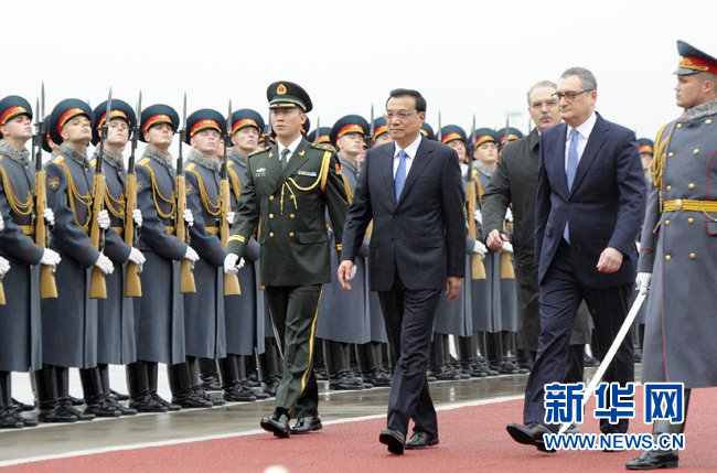 10月12日，中國國務(wù)院總理李克強(qiáng)乘專機(jī)抵達(dá)莫斯科，開始對俄羅斯進(jìn)行正式訪問并舉行中俄總理第十九次定期會(huì)晤。俄方在機(jī)場舉行隆重儀式，歡迎李克強(qiáng)總理。新華社記者 張鐸 攝