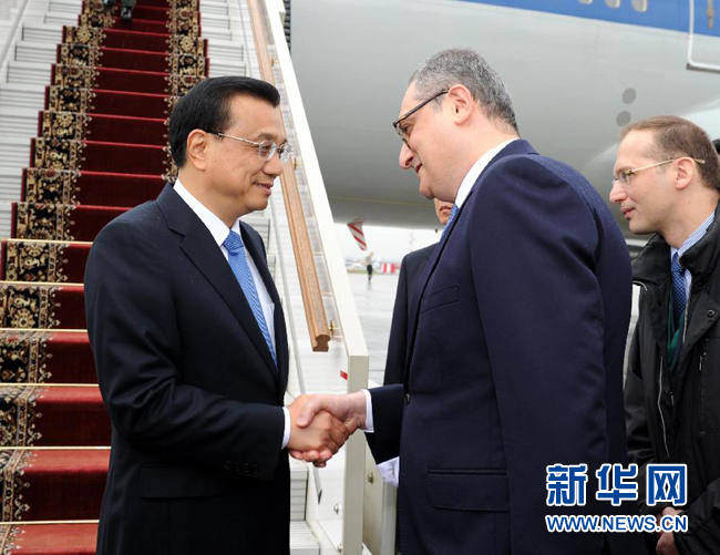 10月12日，中國國務(wù)院總理李克強(qiáng)乘專機(jī)抵達(dá)莫斯科，開始對俄羅斯進(jìn)行正式訪問并舉行中俄總理第十九次定期會(huì)晤。俄羅斯聯(lián)邦政府高級官員到機(jī)場迎接李克強(qiáng)總理。新華社記者 饒愛民 攝