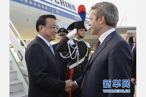 10月14日，國務院總理李克強乘專機抵達羅馬，開始對意大利進行正式訪問，意大利政府高級官員到機場迎接。 新華社記者李學仁攝