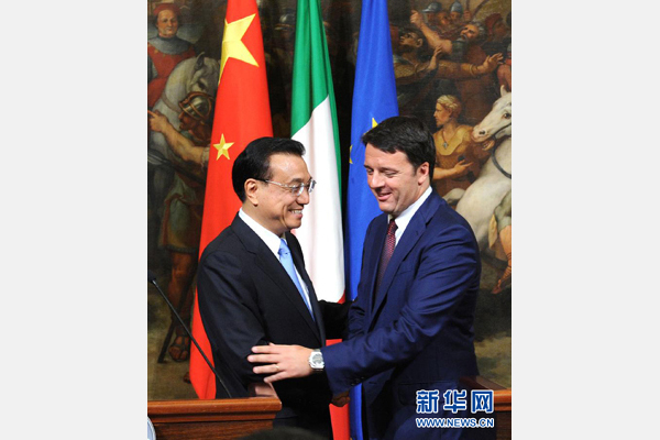 10月14日，中國國務(wù)院總理李克強(qiáng)與意大利總理倫齊在羅馬舉行會談后共同會見記者。 新華社記者 饒愛民 攝 