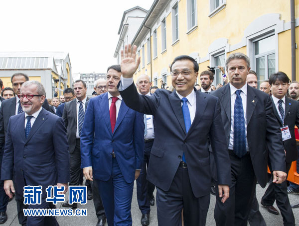 10月16日，中國(guó)國(guó)務(wù)院總理李克強(qiáng)在米蘭與意大利總理倫齊共同出席第五屆中意創(chuàng)新合作周大會(huì)并致辭。這是李克強(qiáng)抵達(dá)位于米蘭理工大學(xué)的會(huì)場(chǎng)。新華社記者王曄攝