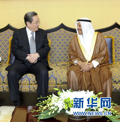 11月6日，正在巴林進行正式友好訪問的全國政協(xié)主席俞正聲在麥納麥與巴林協(xié)商會議主席阿里舉行會談。 新華社記者 張鐸 攝