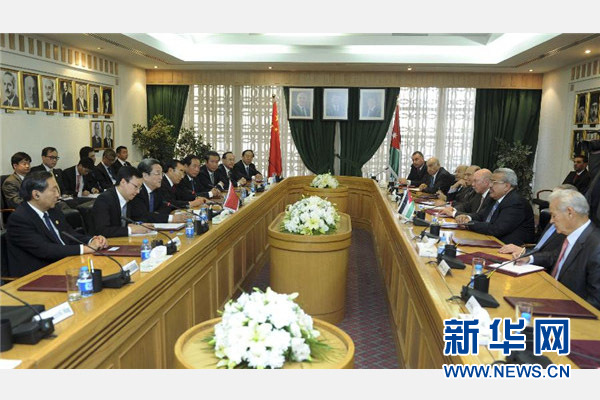 11月9日，正在約旦進(jìn)行正式友好訪(fǎng)問(wèn)的全國(guó)政協(xié)主席俞正聲在安曼與約旦參議長(zhǎng)拉瓦比德進(jìn)行會(huì)談。 新華社記者 張鐸 攝 