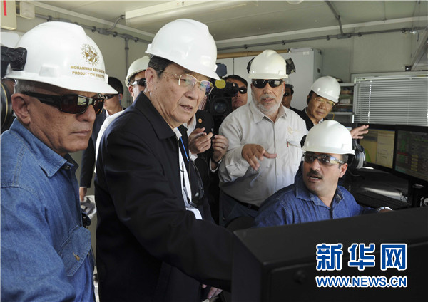 11月8日，正在約旦進(jìn)行正式友好訪(fǎng)問(wèn)的全國(guó)政協(xié)主席俞正聲在安曼參觀阿拉伯鉀肥公司。這是俞正聲在采鹽船上仔細(xì)詢(xún)問(wèn)開(kāi)采情況。 新華社記者 張鐸 攝
