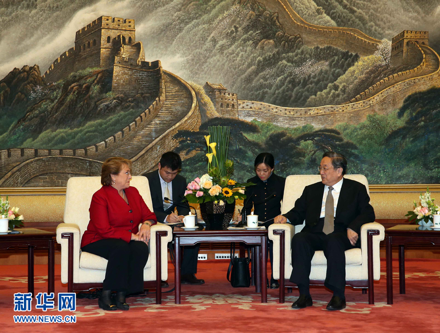 11月11日，全國(guó)政協(xié)主席俞正聲在北京人民大會(huì)堂會(huì)見智利總統(tǒng)巴切萊特。 新華社記者 劉衛(wèi)兵 攝