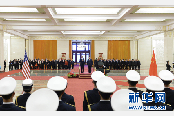 11月12日，國(guó)家主席習(xí)近平在北京人民大會(huì)堂舉行歡迎儀式，歡迎美國(guó)總統(tǒng)奧巴馬對(duì)中國(guó)進(jìn)行國(guó)事訪問。 新華社記者 馬占成 攝