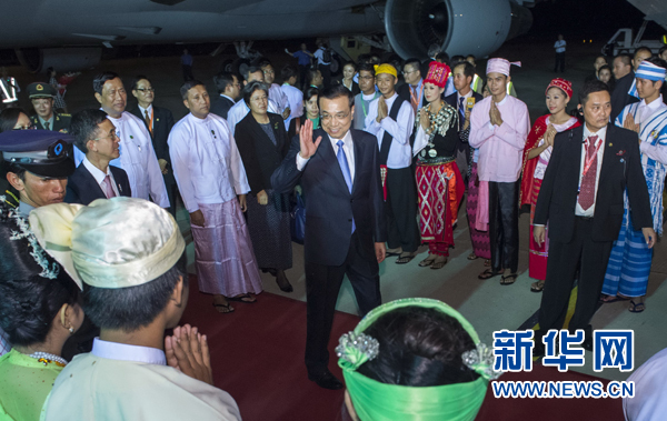 11月12日，中國國務(wù)院總理李克強(qiáng)抵達(dá)內(nèi)比都，出席東亞合作領(lǐng)導(dǎo)人系列會議并對緬甸進(jìn)行正式訪問。 新華社記者王曄攝
