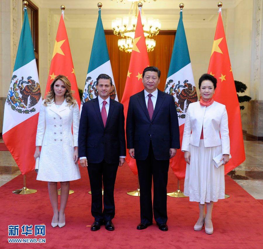 11月13日，國家主席習(xí)近平在北京人民大會堂北大廳舉行儀式，歡迎墨西哥總統(tǒng)培尼亞對中國進(jìn)行國事訪問。這是習(xí)近平和夫人彭麗媛同培尼亞夫婦合影。 新華社記者 張鐸 攝