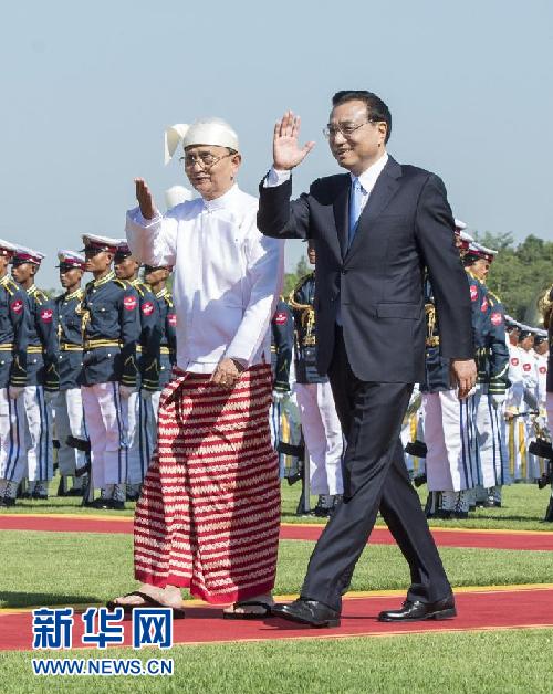 11月14日，中國國務(wù)院總理李克強(qiáng)在內(nèi)比都同緬甸總統(tǒng)吳登盛舉行會談。這是會談前，吳登盛在緬甸總統(tǒng)府前廣場為李克強(qiáng)舉行隆重的歡迎儀式。新華社記者 王曄 攝