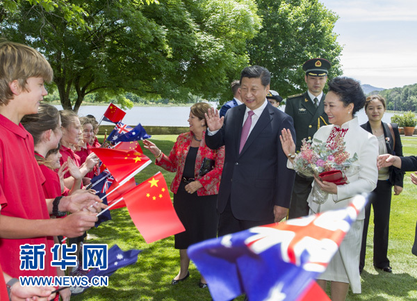 11月17日，中國(guó)國(guó)家主席習(xí)近平在堪培拉會(huì)見(jiàn)澳大利亞總督科斯格羅夫。會(huì)見(jiàn)前，科斯格羅夫在總督府草坪為習(xí)近平舉行隆重歡迎儀式。習(xí)近平和夫人彭麗媛抵達(dá)時(shí)，受到科斯格羅夫總督夫婦熱情迎接。新華社記者謝環(huán)馳 攝 
