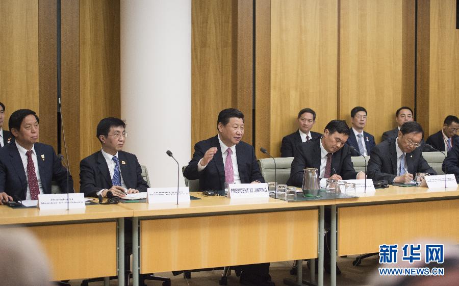 11月17日，國(guó)家主席習(xí)近平在堪培拉和澳大利亞總理阿博特共同出席第四屆中澳工商界首席執(zhí)行官圓桌會(huì)。這次會(huì)議是由澳大利亞企業(yè)領(lǐng)袖理事會(huì)和中國(guó)國(guó)家開(kāi)發(fā)銀行共同組織承辦的。新華社記者 謝環(huán)馳 攝 