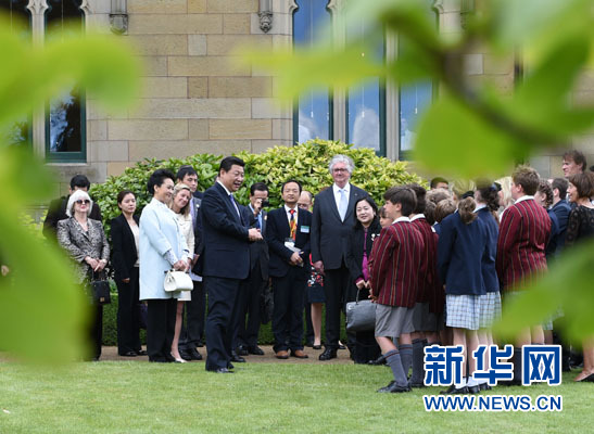 11月18日，國家主席習近平在澳大利亞塔斯馬尼亞州與朗塞斯頓市斯科奇－歐克伯恩小學的小學生共同植樹。新華社記者 馬占成 攝