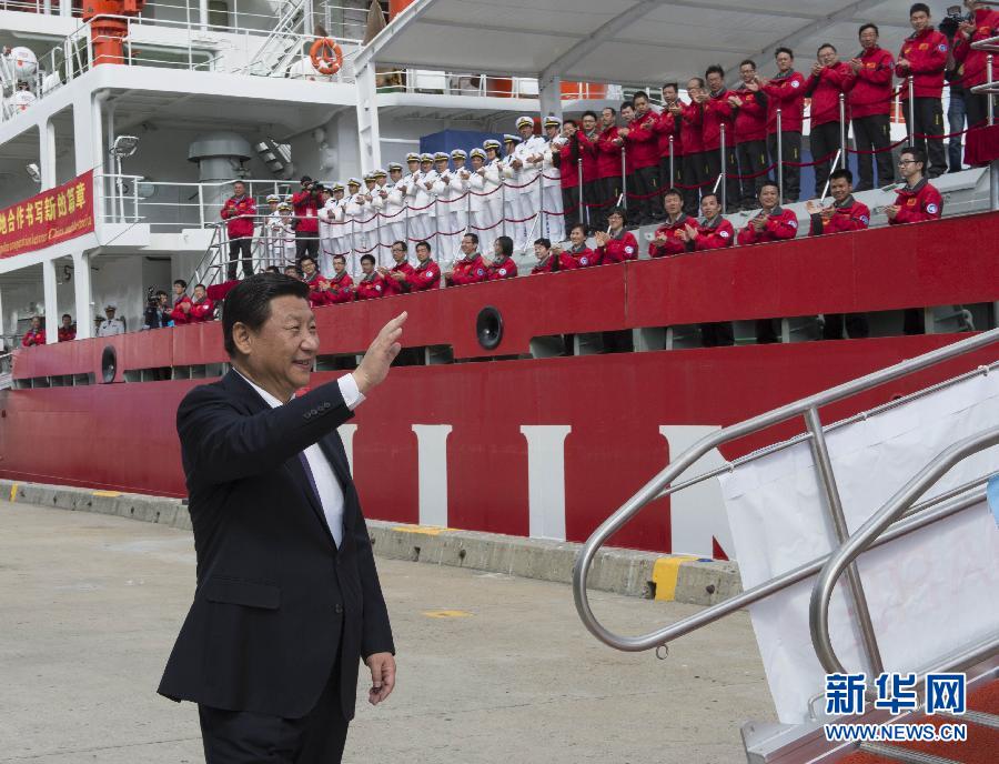 11月18日，正在澳大利亞塔斯馬尼亞州首府霍巴特訪問的中國國家主席習近平在澳大利亞總理阿博特陪同下參觀南極科考項目并慰問兩國科考人員。這是習近平在霍巴特港看望正在這里補給的“雪龍”號全體科考人員。新華社記者李學仁攝 