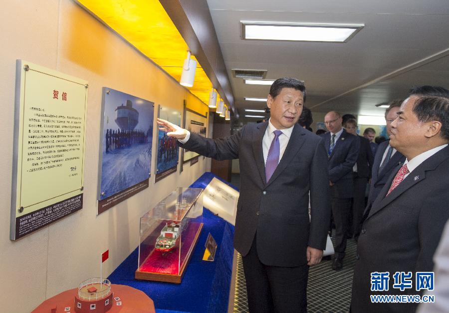 這是習近平參觀中國極地考察30周年圖片展。新華社記者李學仁攝 