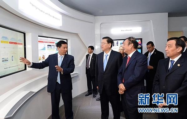 11月26日，正在墨西哥進行正式友好訪問的全國人大常委會委員長張德江在墨西哥城視察華為公司拉美北地區(qū)部。 新華社記者劉建生攝