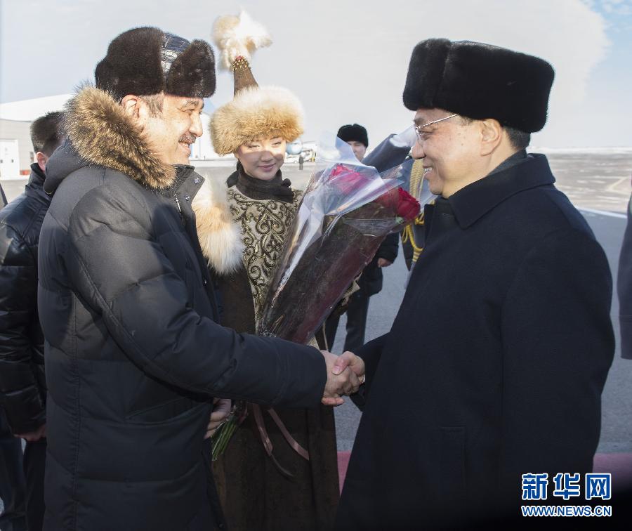 12月14日，應(yīng)哈薩克斯坦共和國總理馬西莫夫邀請，國務(wù)院總理李克強(qiáng)乘專機(jī)抵達(dá)阿斯塔納國際機(jī)場，開始對哈薩克斯坦進(jìn)行正式訪問，舉行中哈總理第二次定期會晤，并出席上海合作組織成員國政府首腦理事會第十三次會議。這是馬西莫夫到機(jī)場迎接李克強(qiáng)。新華社記者 黃敬文 攝