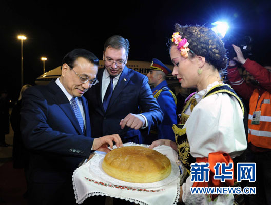 12月15日，國(guó)務(wù)院總理李克強(qiáng)抵達(dá)貝爾格萊德，出席中國(guó)－中東歐國(guó)家領(lǐng)導(dǎo)人會(huì)晤并正式訪問(wèn)塞爾維亞，塞爾維亞總理武契奇到機(jī)場(chǎng)迎接。新華社記者 饒愛民 攝