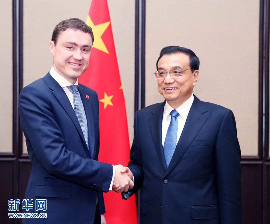 12月17日，中國國務(wù)院總理李克強在貝爾格萊德會見愛沙尼亞總理羅伊瓦斯。 新華社記者姚大偉攝 