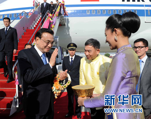 12月19日，中國國務(wù)院總理李克強(qiáng)抵達(dá)曼谷，出席大湄公河次區(qū)域經(jīng)濟(jì)合作領(lǐng)導(dǎo)人第五次會議。新華社記者饒愛民攝