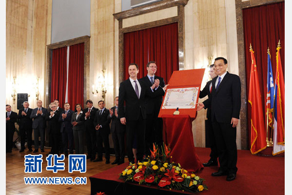 12月18日，中國國務(wù)院總理李克強(qiáng)在貝爾格萊德市政廳接受“貝爾格萊德榮譽(yù)市民”證書，塞爾維亞總理武契奇陪同出席。隨后，李克強(qiáng)同塞各界知名人士親切會見并互動交流。新華社記者 饒愛民 攝