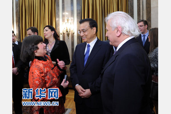 12月18日，中國國務(wù)院總理李克強(qiáng)在貝爾格萊德市政廳接受“貝爾格萊德榮譽(yù)市民”證書，塞爾維亞總理武契奇陪同出席。隨后，李克強(qiáng)同塞各界知名人士親切會見并互動交流。這是李克強(qiáng)同漢學(xué)家波普—采尼奇夫婦親切交談。新華社記者 饒愛民 攝