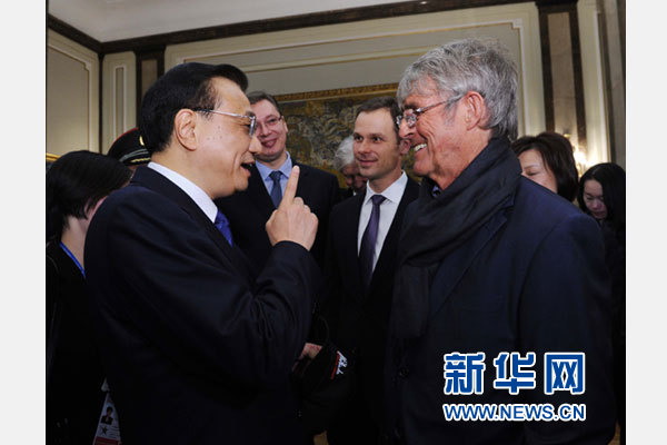 12月18日，中國國務(wù)院總理李克強(qiáng)在貝爾格萊德市政廳接受“貝爾格萊德榮譽(yù)市民”證書，塞爾維亞總理武契奇陪同出席。隨后，李克強(qiáng)同塞各界知名人士親切會見并互動交流。這是李克強(qiáng)同著名足球教練米盧蒂諾維奇親切交談。新華社記者 饒愛民 攝