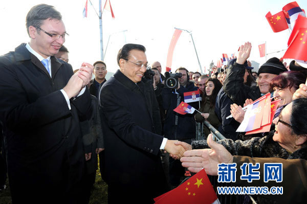 12月18日，中國國務(wù)院總理李克強(qiáng)在貝爾格萊德同塞爾維亞總理武契奇共同出席貝爾格萊德跨多瑙河大橋竣工儀式。這是李克強(qiáng)在儀式現(xiàn)場同塞爾維亞群眾親切握手。新華社記者 饒愛民 攝