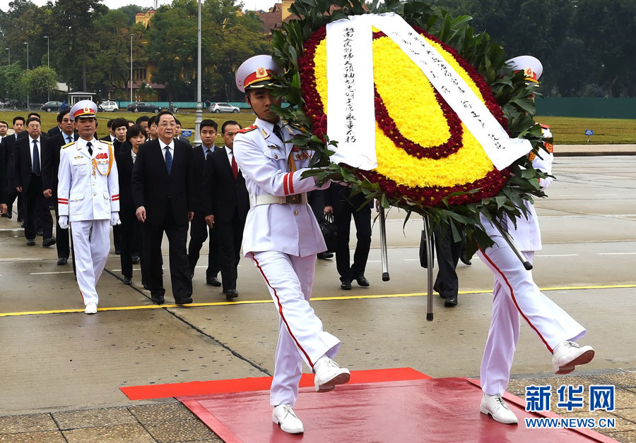 12月25日至27日，中共中央政治局常委、全國政協(xié)主席俞正聲對(duì)越南進(jìn)行正式訪問。 這是12月27日，俞正聲在河內(nèi)瞻仰胡志明主席陵。新華社記者劉建生攝