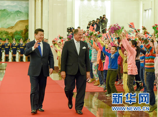 1月6日，國家主席習(xí)近平在北京人民大會堂同哥斯達黎加總統(tǒng)索利斯舉行會談。這是會談前，習(xí)近平在人民大會堂北大廳為索利斯舉行歡迎儀式。新華社記者 李學(xué)仁 攝