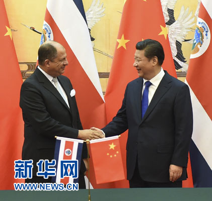 1月6日，中國國家主席習(xí)近平在北京人民大會堂同哥斯達黎加總統(tǒng)索利斯舉行會談。這是習(xí)近平與索利斯在簽字儀式后握手。 新華社記者 張鐸 攝