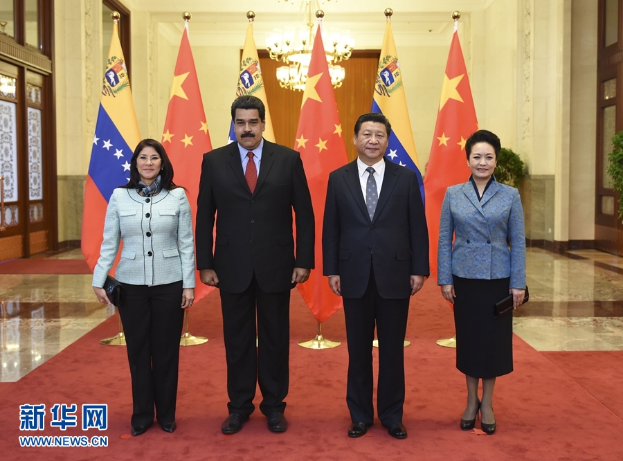1月7日，國家主席習(xí)近平在北京人民大會(huì)堂會(huì)見委內(nèi)瑞拉總統(tǒng)馬杜羅。這是會(huì)見前，習(xí)近平和夫人彭麗媛同馬杜羅夫婦合影。 新華社記者 張鐸 攝