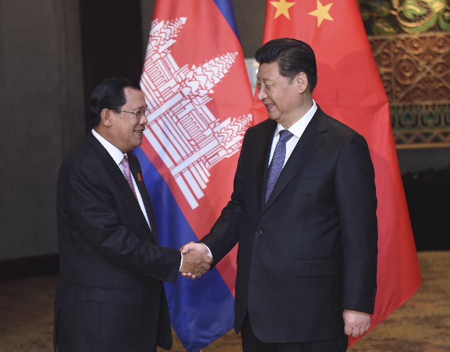 4月23日，國家主席習近平在雅加達會見柬埔寨首相洪森。新華社記者張鐸攝 