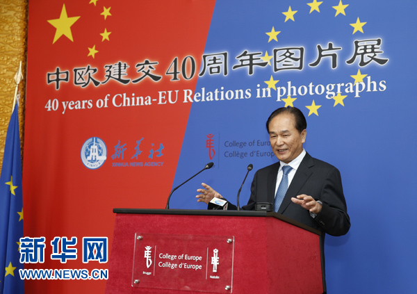 5月18日，正在比利時訪問的新華社社長蔡名照在比利時布魯日歐洲學院舉行的“中歐建交40周年圖片展”開幕式上致辭。在中歐建交40周年之際，由新華社、歐洲學院主辦的“中歐建交40周年圖片展”18日在位于比利時布魯日的歐洲學院開幕。 新華社記者葉平凡攝 
