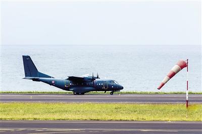 7日，法屬留尼汪島，法國(guó)軍事運(yùn)輸機(jī)沿海岸搜尋MH370殘骸。